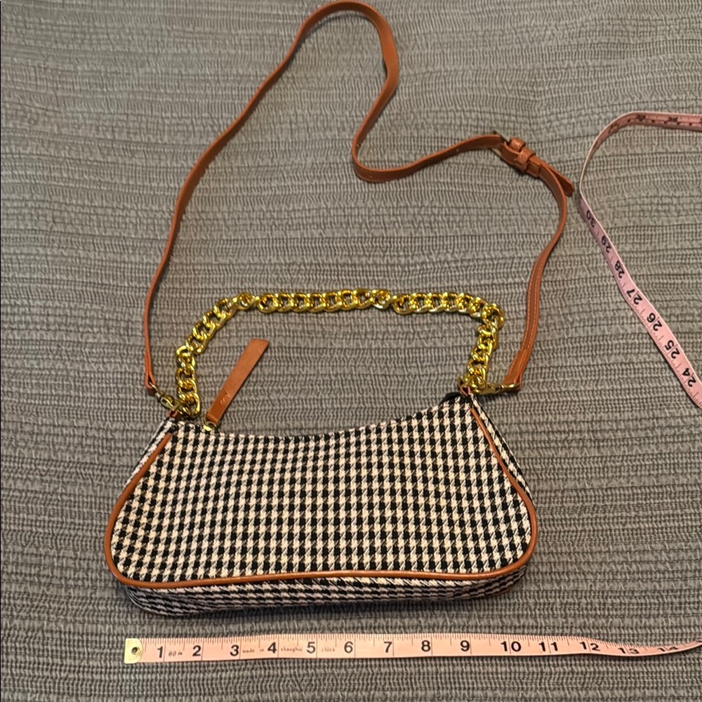 Source Unknown Black and White Shoulder Bag with Modern Chain Detail
